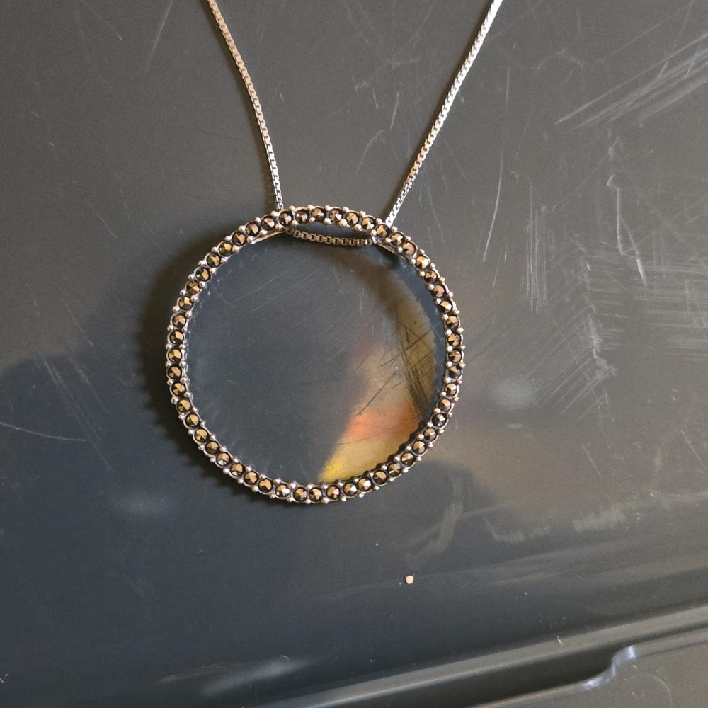 Elegant Gold and Black Pendant Necklace